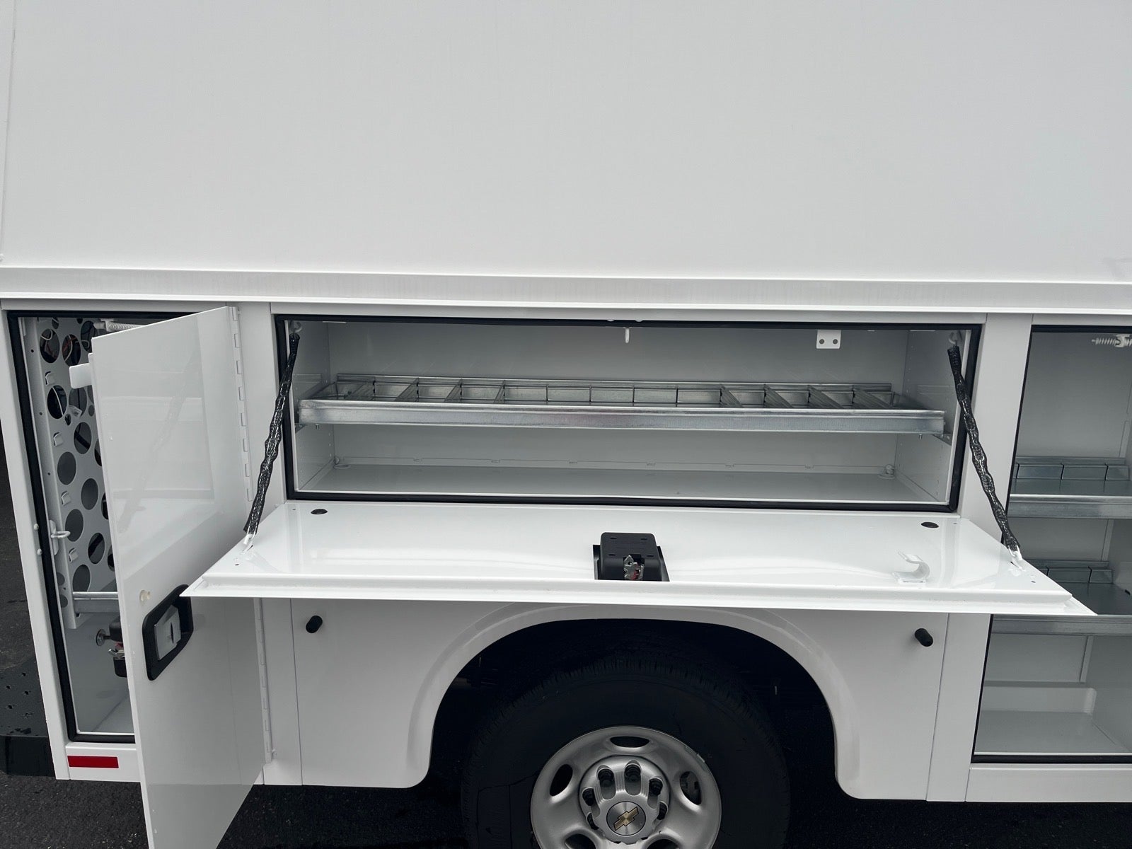 2025 Chevrolet Express Cutaway 3500 1WT