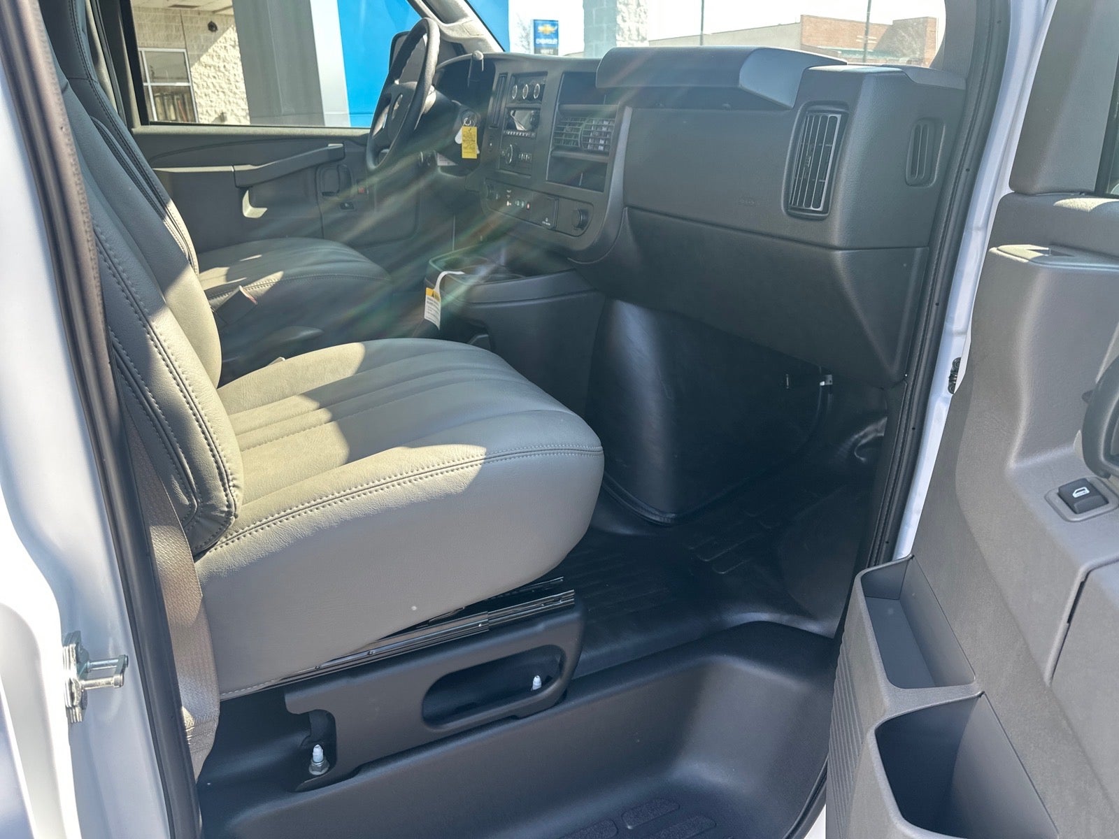 2025 Chevrolet Express Cargo WT