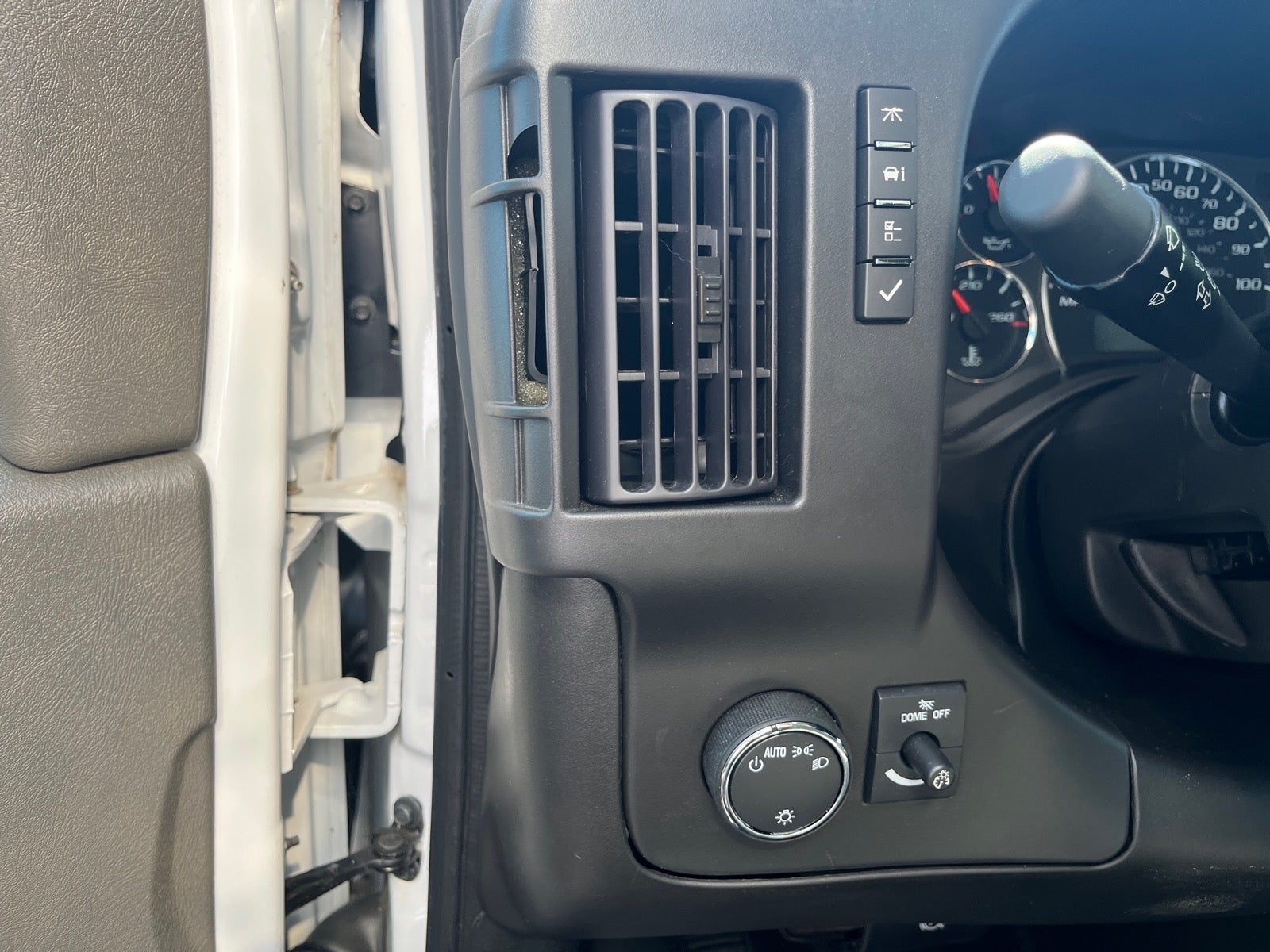2024 Chevrolet Express Cutaway 3500 1WT